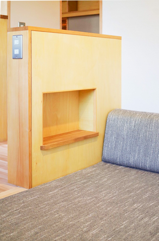 今回ソファの手元にニッチ棚を設けました。 携帯電話やメガネ、飲み物をちょっとおいてもいいですね。