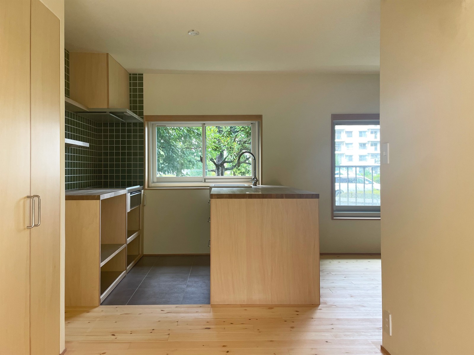 窓からは緑が望めます