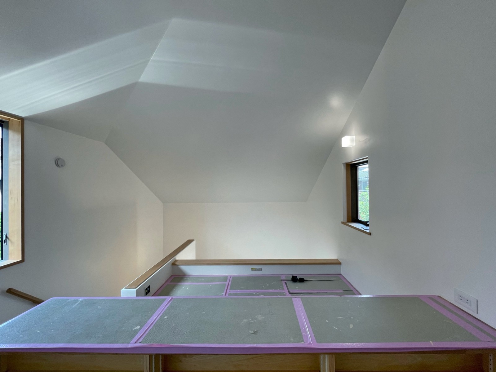 両窓から陽を取り込み開放感のある階段上には書斎スペースを