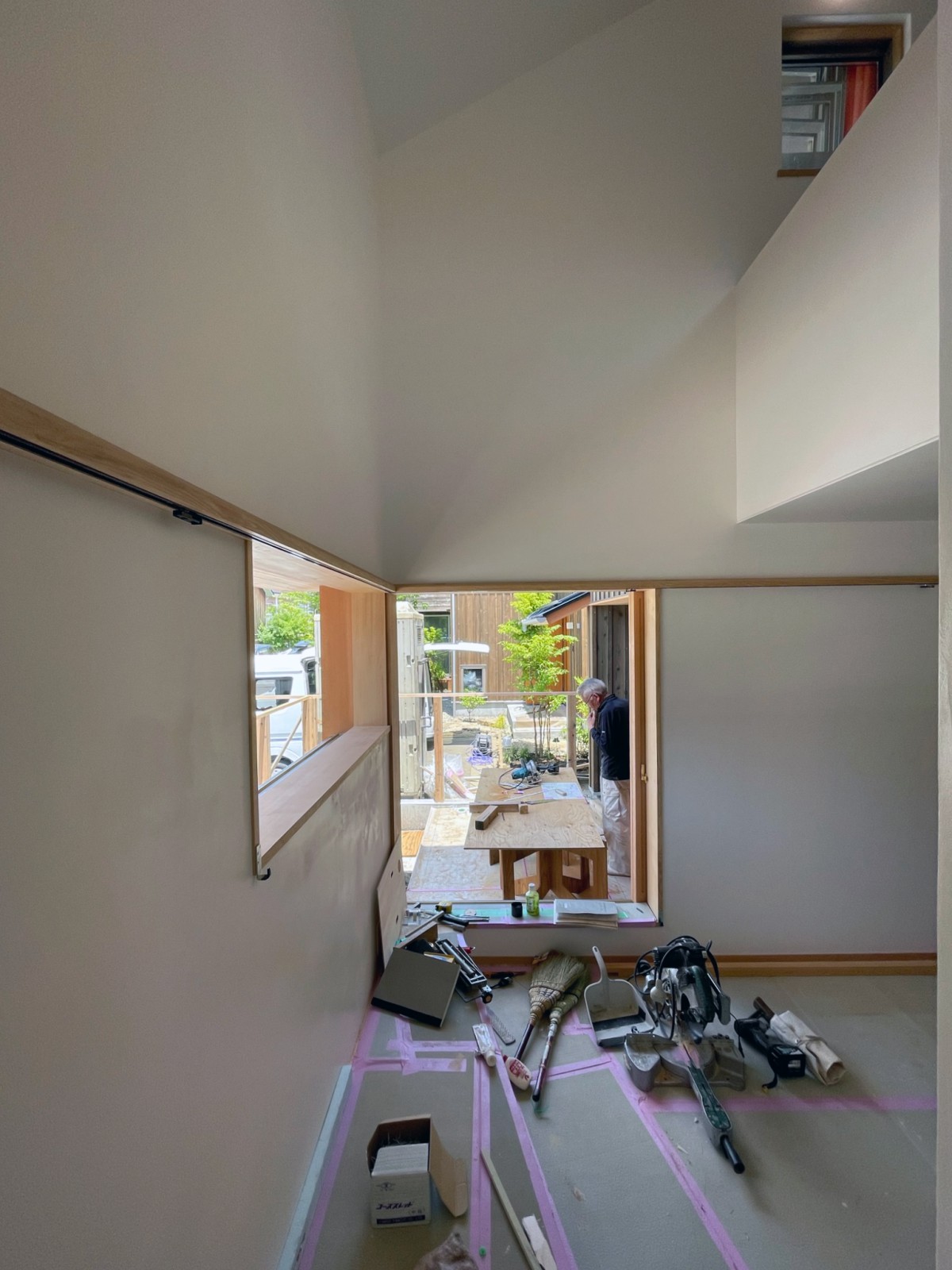 壁から天井まで漆喰仕上げを施しています。