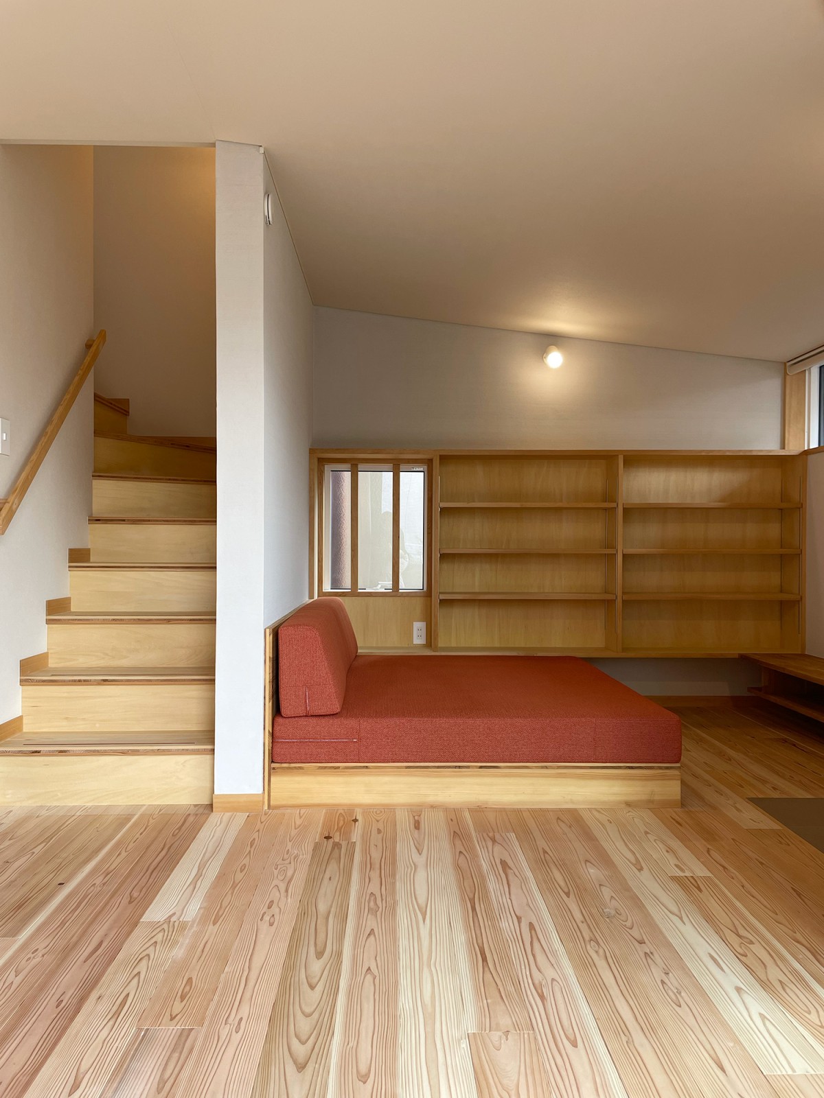 ゆったりくつろげる造作のソファーも