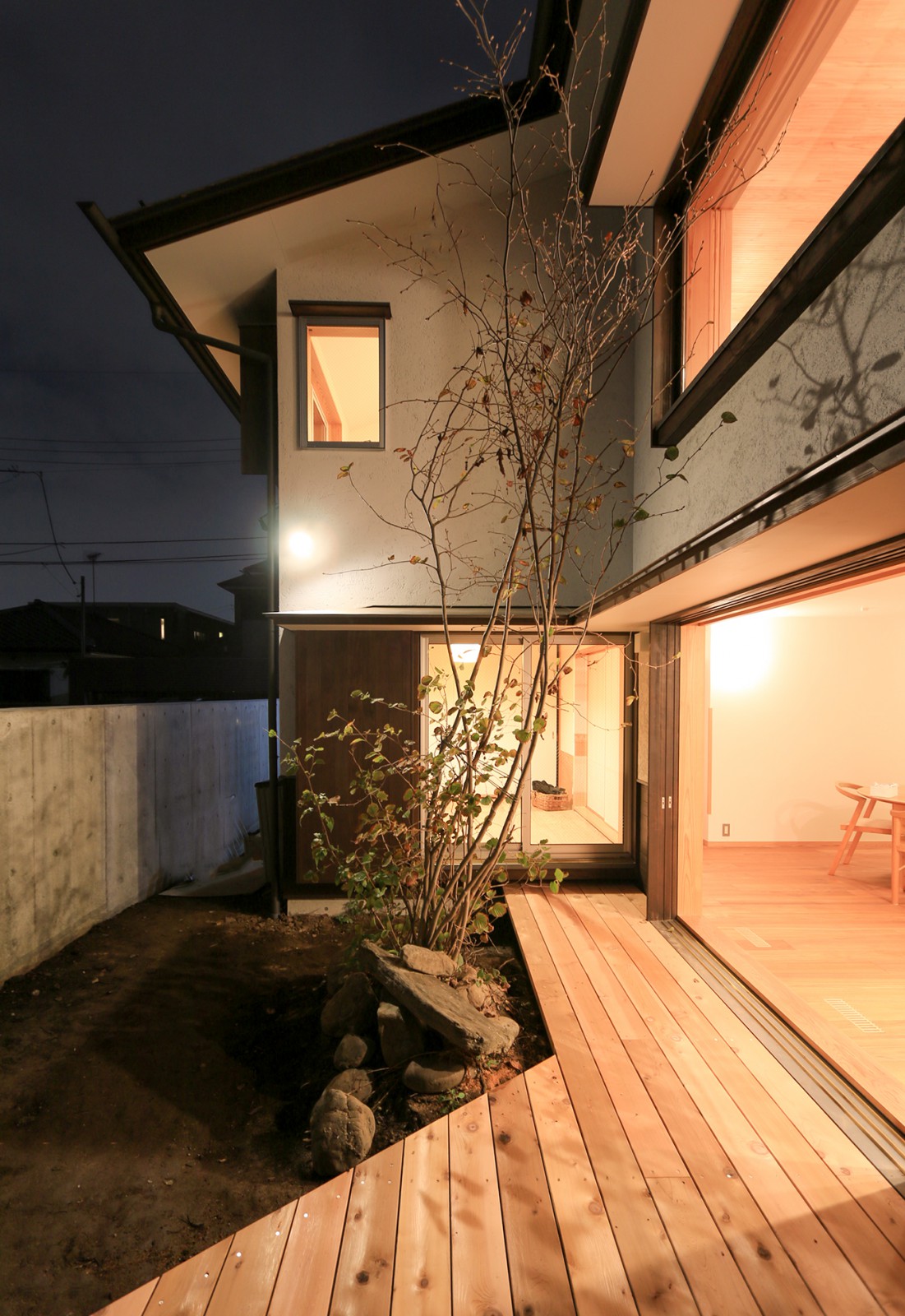 開口部の外に設けられたデッキから庭の景色が楽しめる計画。