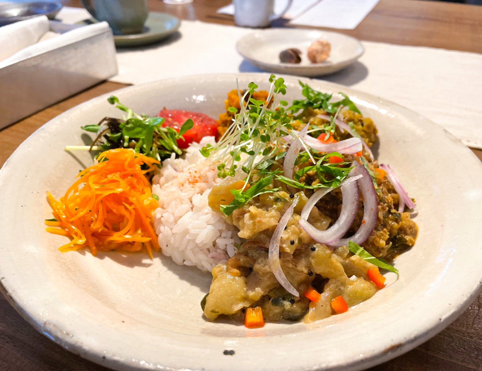 奥様のつくるスパイスカレー、ご主人の淹れるコーヒー、どちらも絶品です　器も明季工房の作品