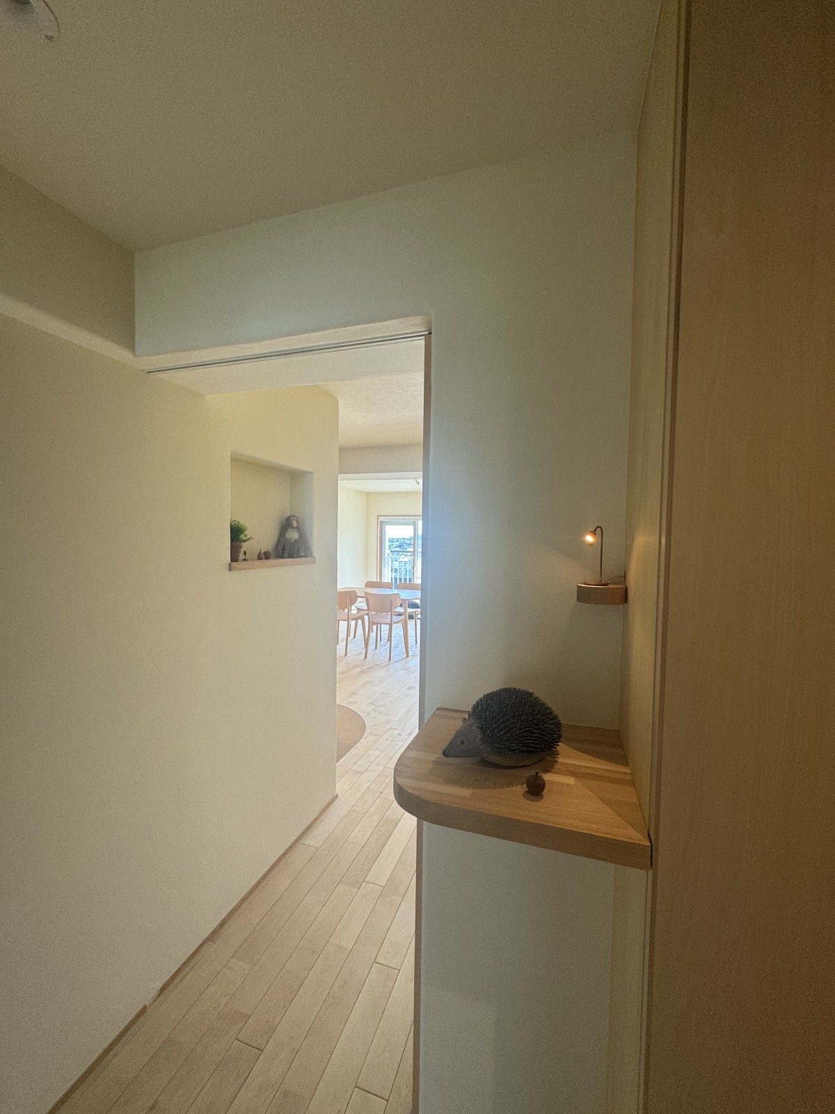 玄関からリビングスペース　玄関には真鍮の手作りミニスポットライトで照らされたハリネズミも