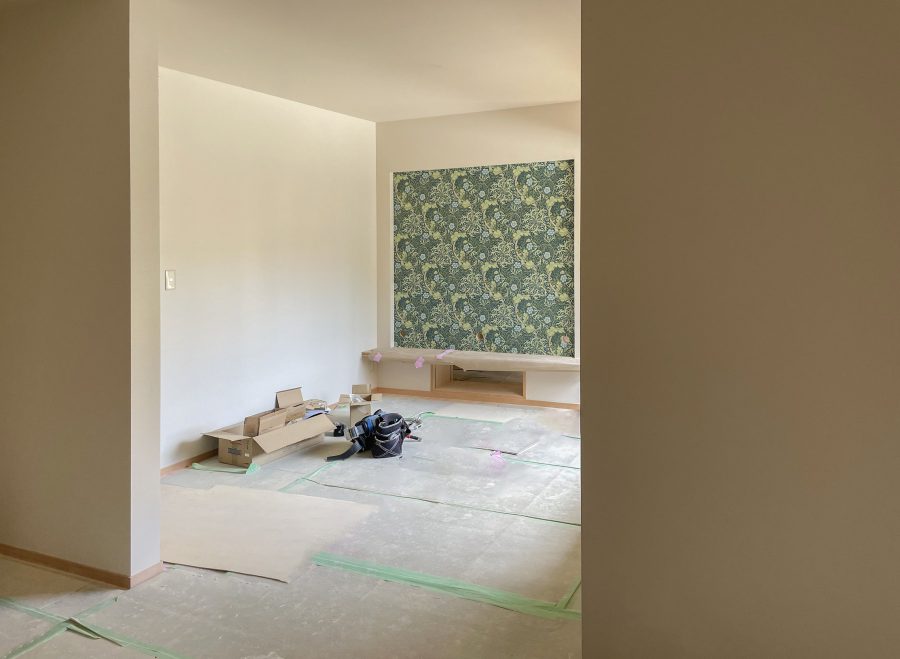施工中写真　ウイリアムモリスの壁紙がアクセントに