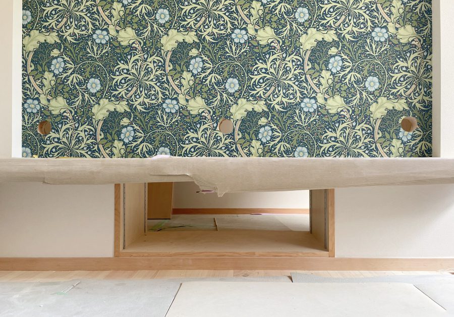 テレビ台の下から裏へ機材が収まるしかけ