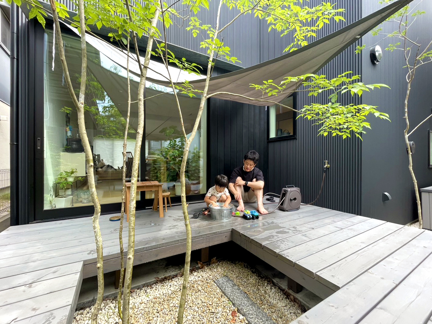 陽の入り方が安定した北側デッキ。夏はプールにBBQに大活躍しました！