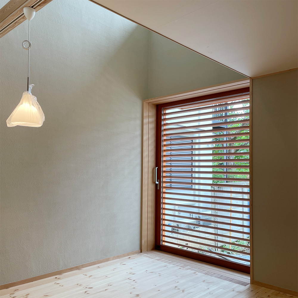 リビング…木製の格子戸で外の景色を程よく遮断できます。障子にもできます。