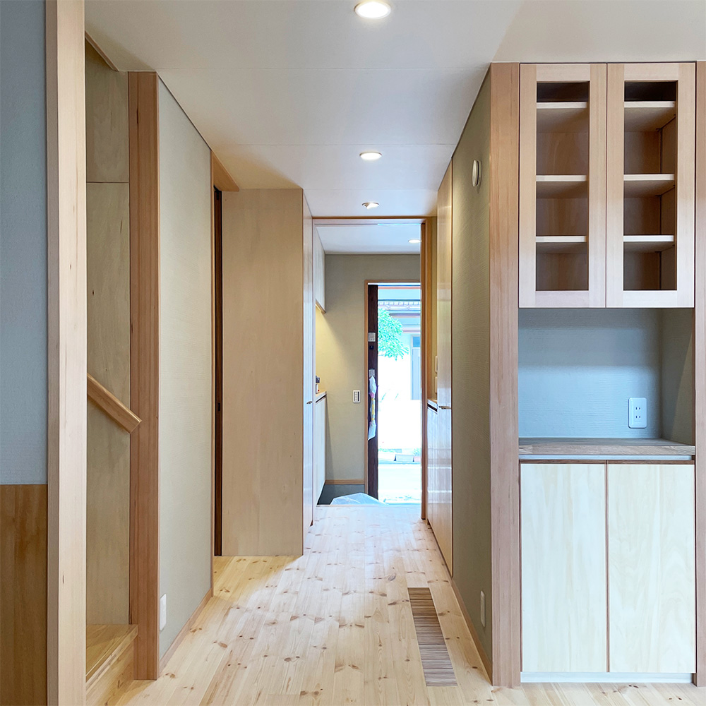 回遊動線で結ばれた1階　収納スペースをぐるっと回れます。ゴミ出しなど何かと便利。