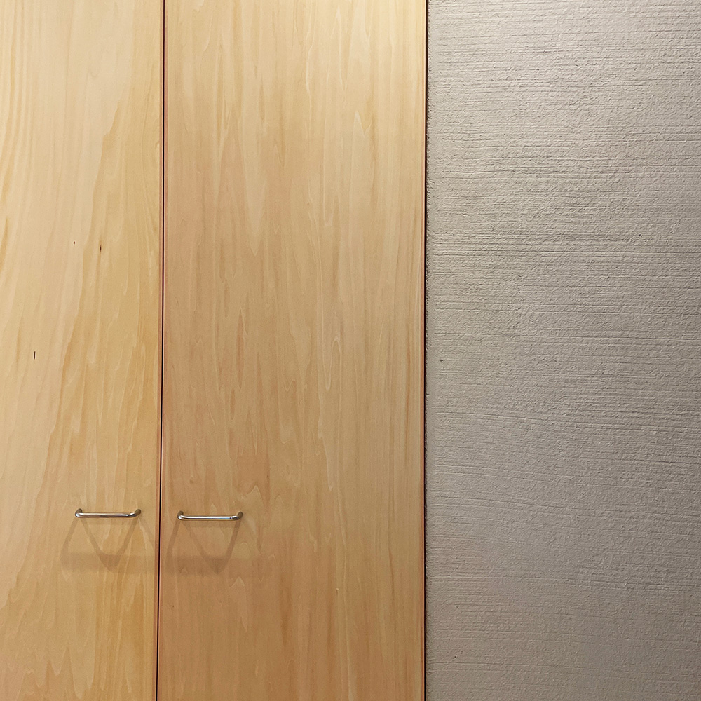 細部のこだわり 壁と収納の扉の境目も職人さんの技術により違和感なく綺麗に収まっています。