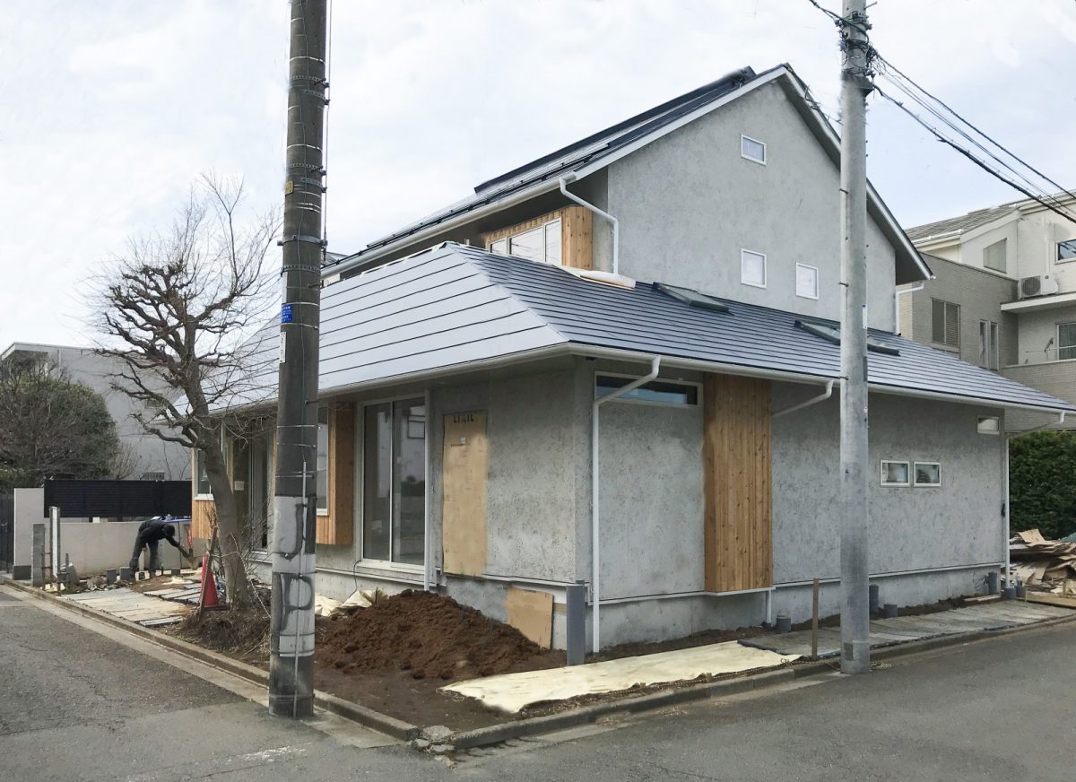 南東からの外観。南面にデッキが設置される計画です。