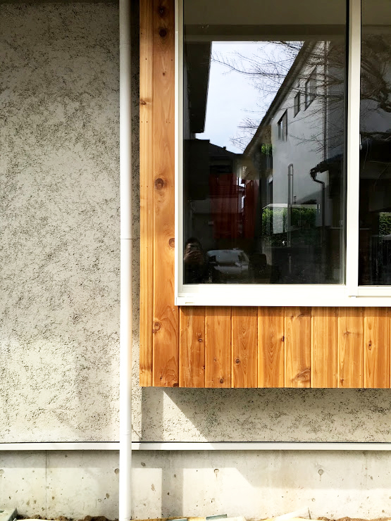 外壁の一部は板張り仕上げに