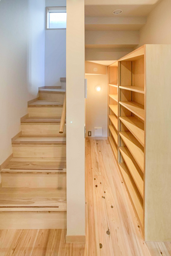 階段下のスペースをパントリーとして利用しています。 750㎜幅ぐらいのスペースですが、かなり収納できそうです。