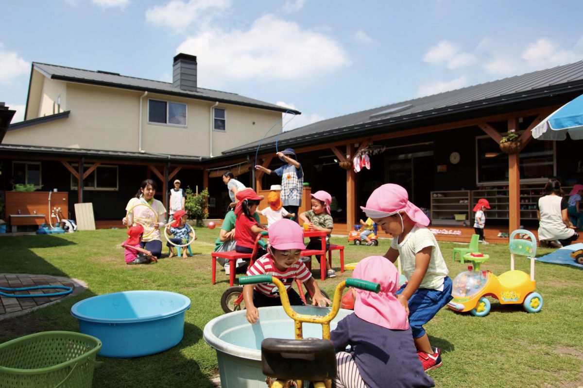まつぼっくり保育園の園庭で元気いっぱいに遊ぶ子ども達