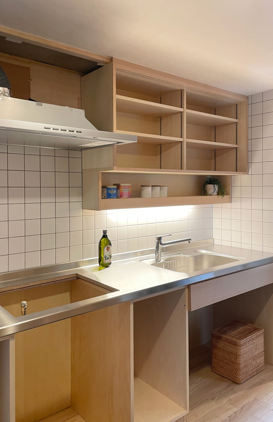 完成間近です。身長が高いお施主様に合わせてシンクの高さも高めです。