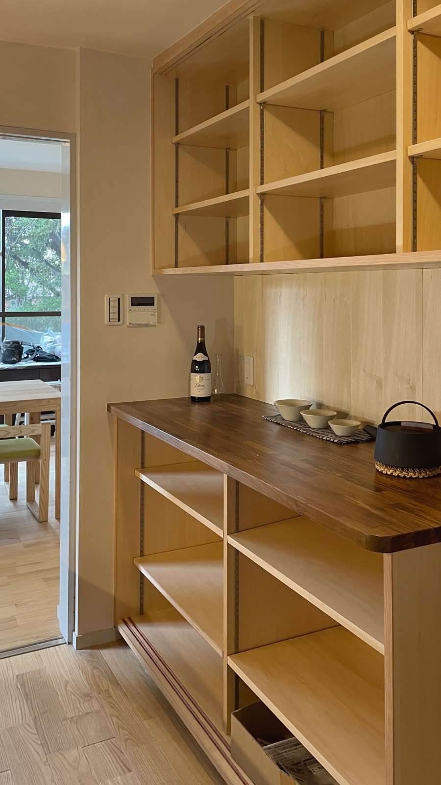 収納力たっぷりの食器棚　扉はこれから入ります。