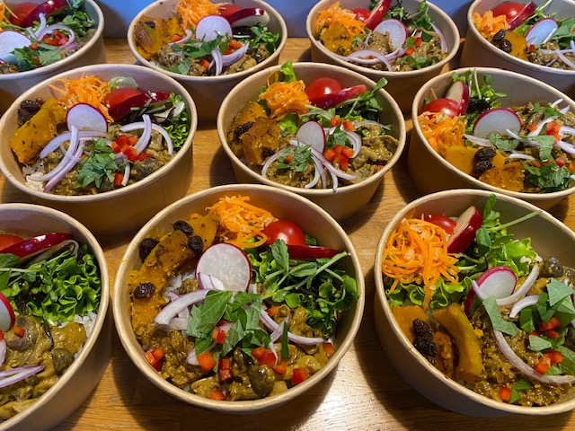 野菜と魚介（4月はエビ）の2種カレーに雑穀米、スパイスの効いた総菜がついたお弁当