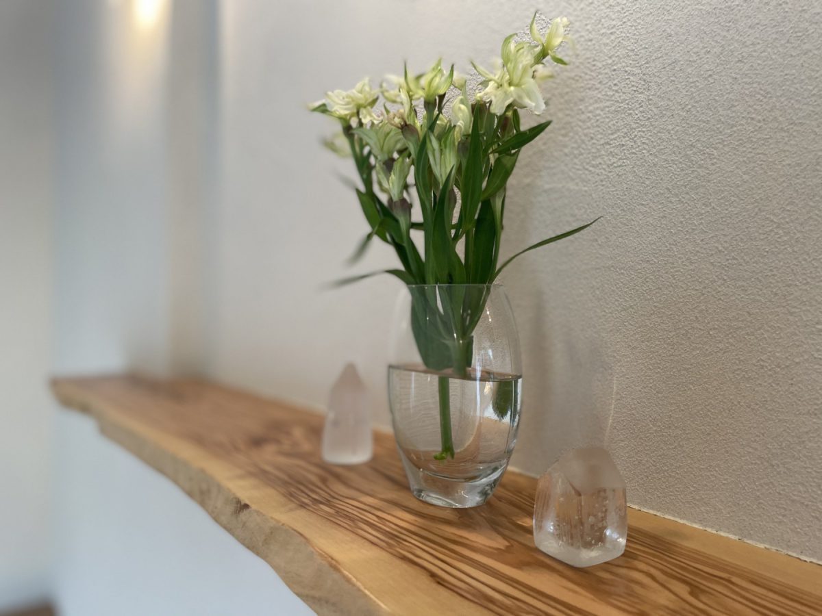 ニッチはオリーブの銘木が美しい