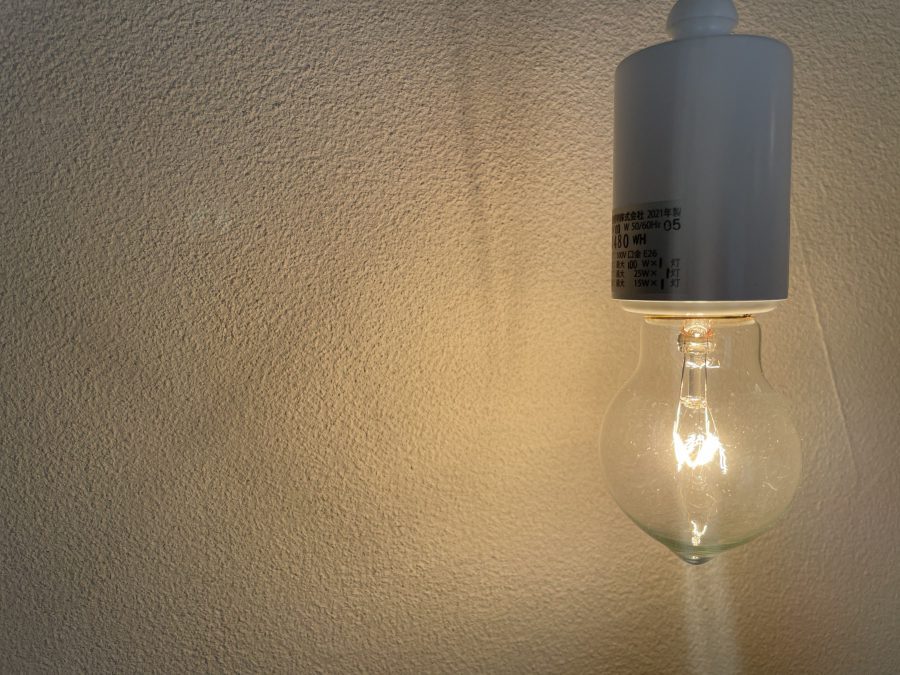 先端が可愛らしいペンダントライト　壁は湯布珪藻土で優しい風合い