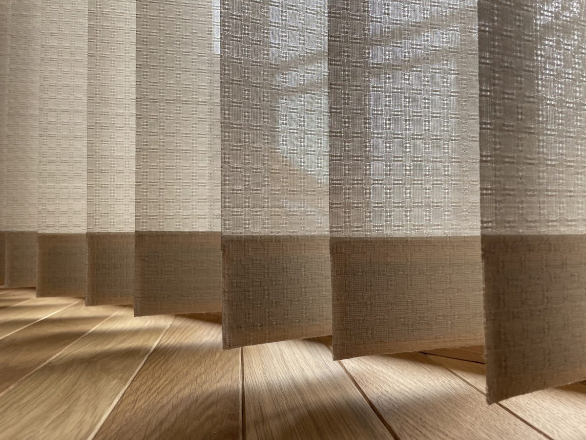 麻風素材のバーチカルブラインドがゆらゆらと美しい