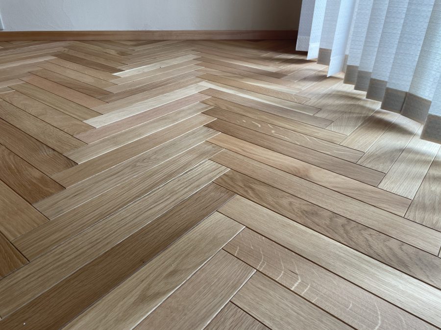 オークの床はヘリンボーン（魚の骨）調に張りました