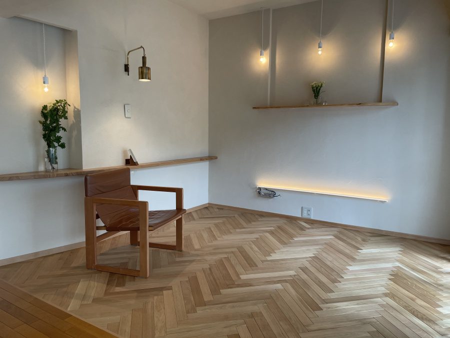 ゆったり寛げる木の空間に　壁付けのテレビが入ります