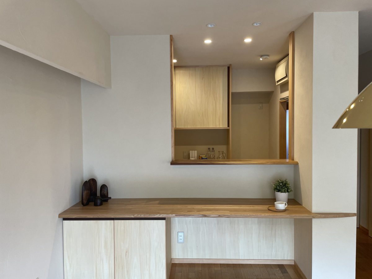 下がり壁をつくり、エアコンのダクトやピクチャーレールを隠す工夫も