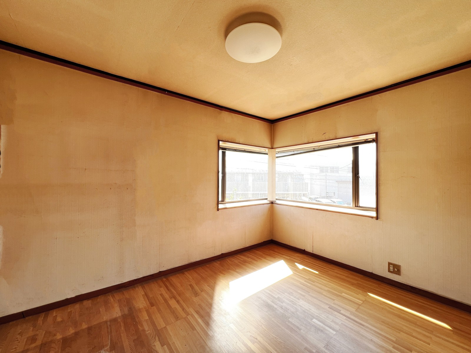 現地の様子（工事前）｜2階のコーナー出窓