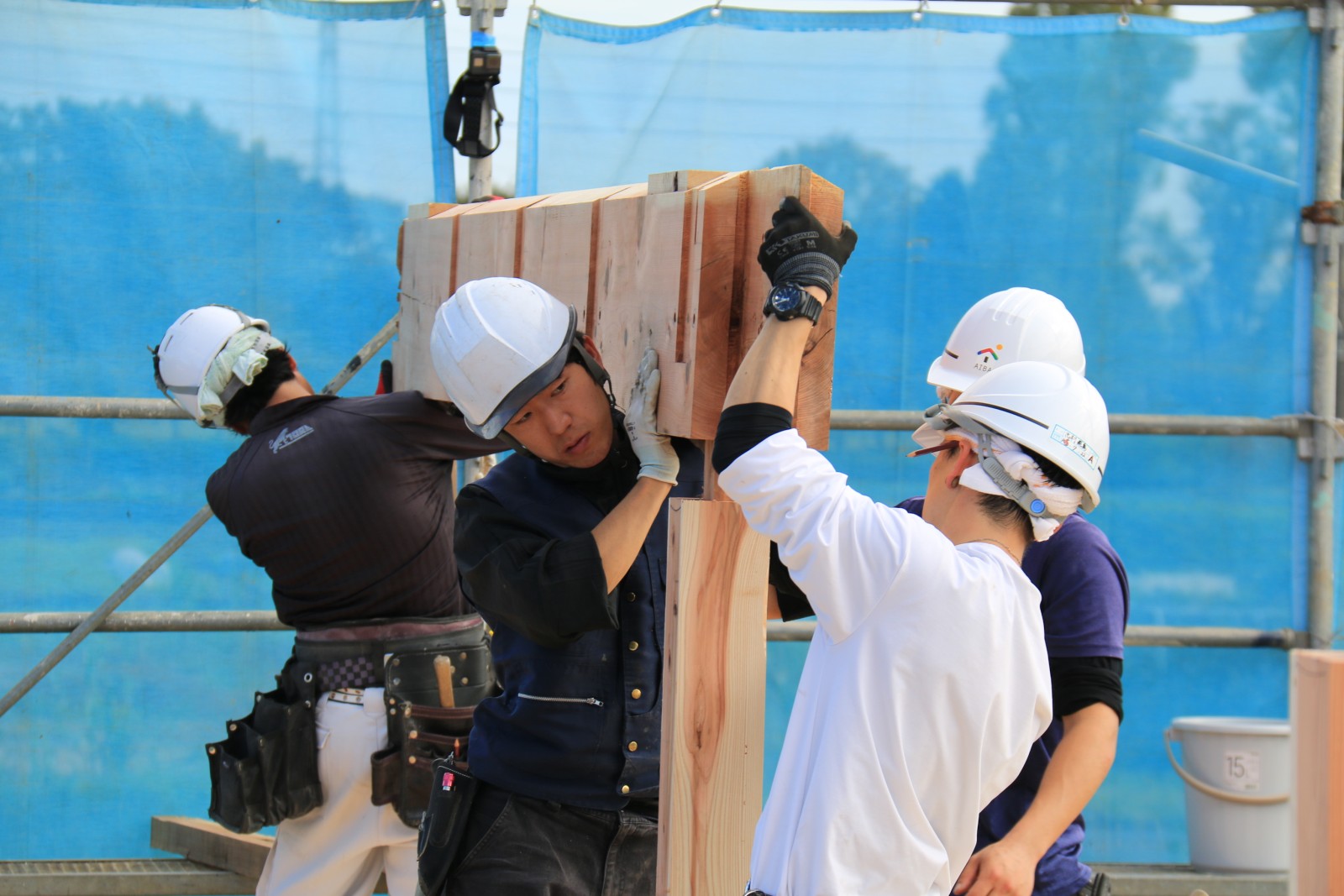棟梁と監督を兼任する小林大工