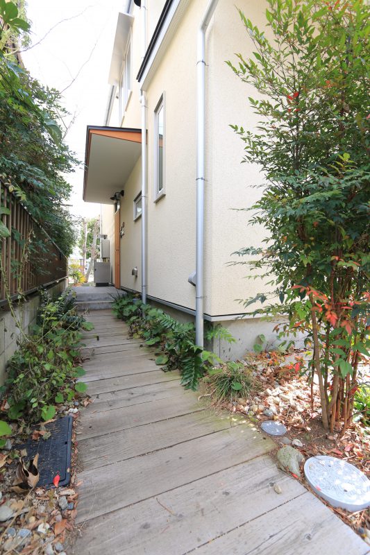 玄関アプローチも木の質感で仕上げています。