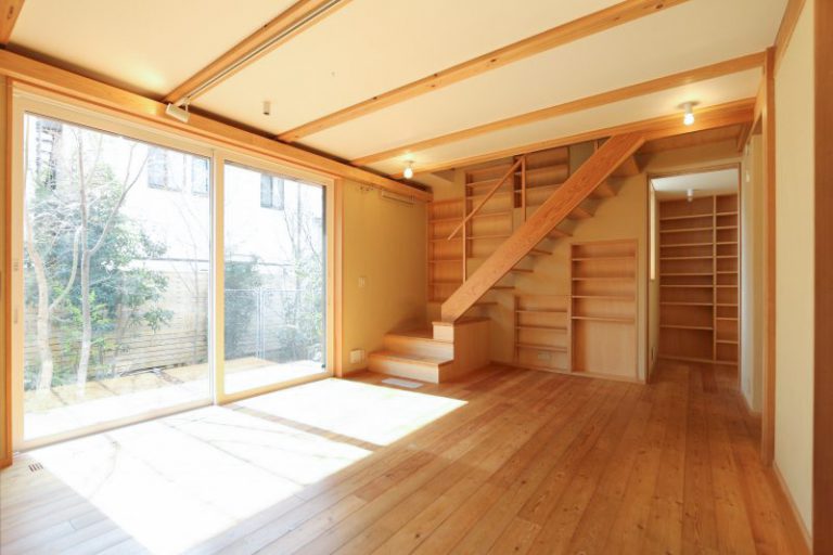 大きな窓に面した開放的なＬＤＫ。階段の脇には本棚を造作してあります。