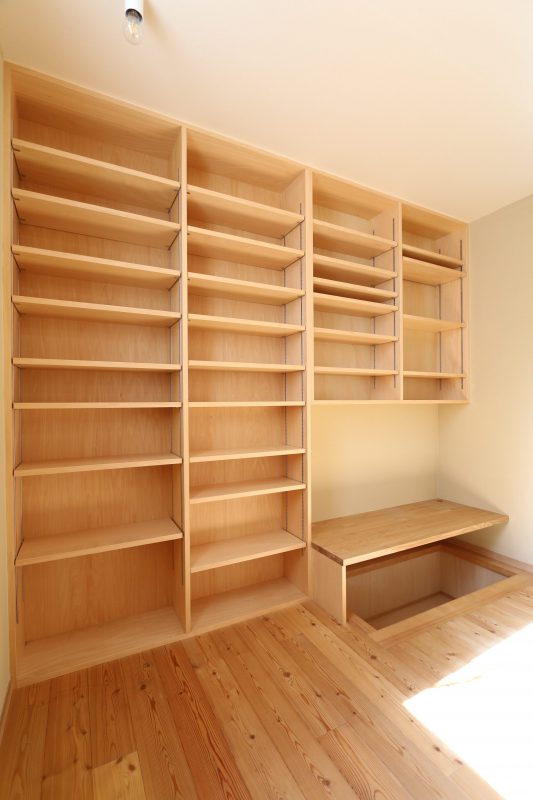 造作本棚とカウンターが備わった書斎