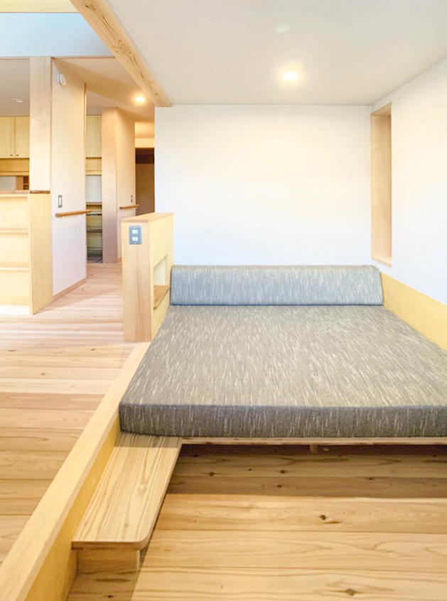 足が延ばせてゆっくりとくつろげる「ほぼ正方形ソファ」を設置。カヅノキハウスのソファを含めると、6台目になります。