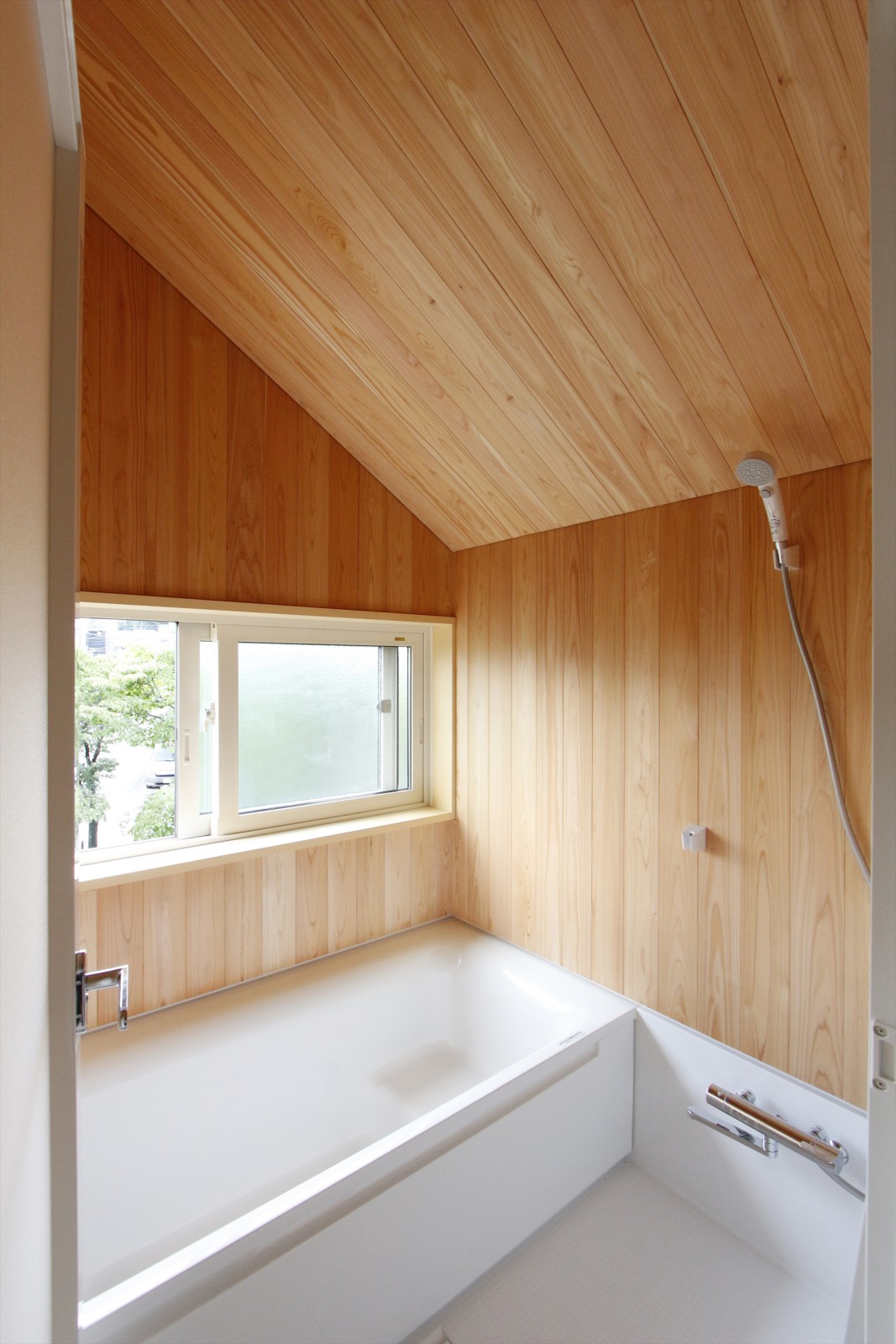 1区画：2階浴室…お風呂に入るとふんわりとただよう、サワラ材の心地よい香り