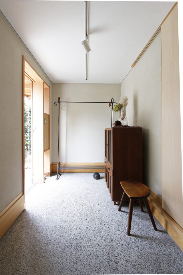 広い玄関スペースでは自転車の手入れなどもしやすい。靴箱は置かず、シュークローゼットを室内に設けた