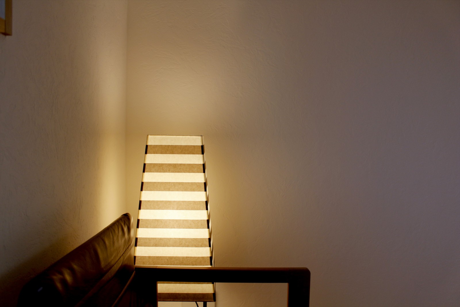 灯りに照らされた美しい漆喰の陰影