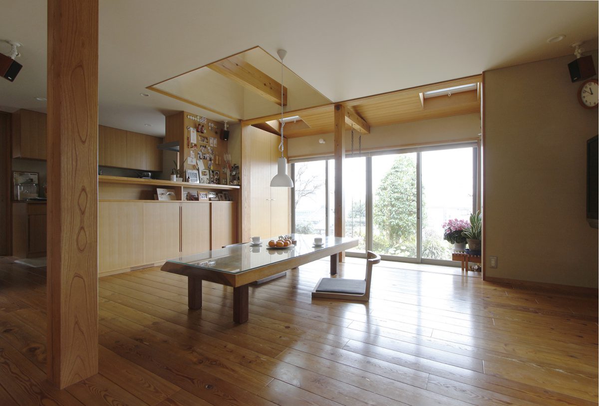 カラマツの床が良い色艶に。