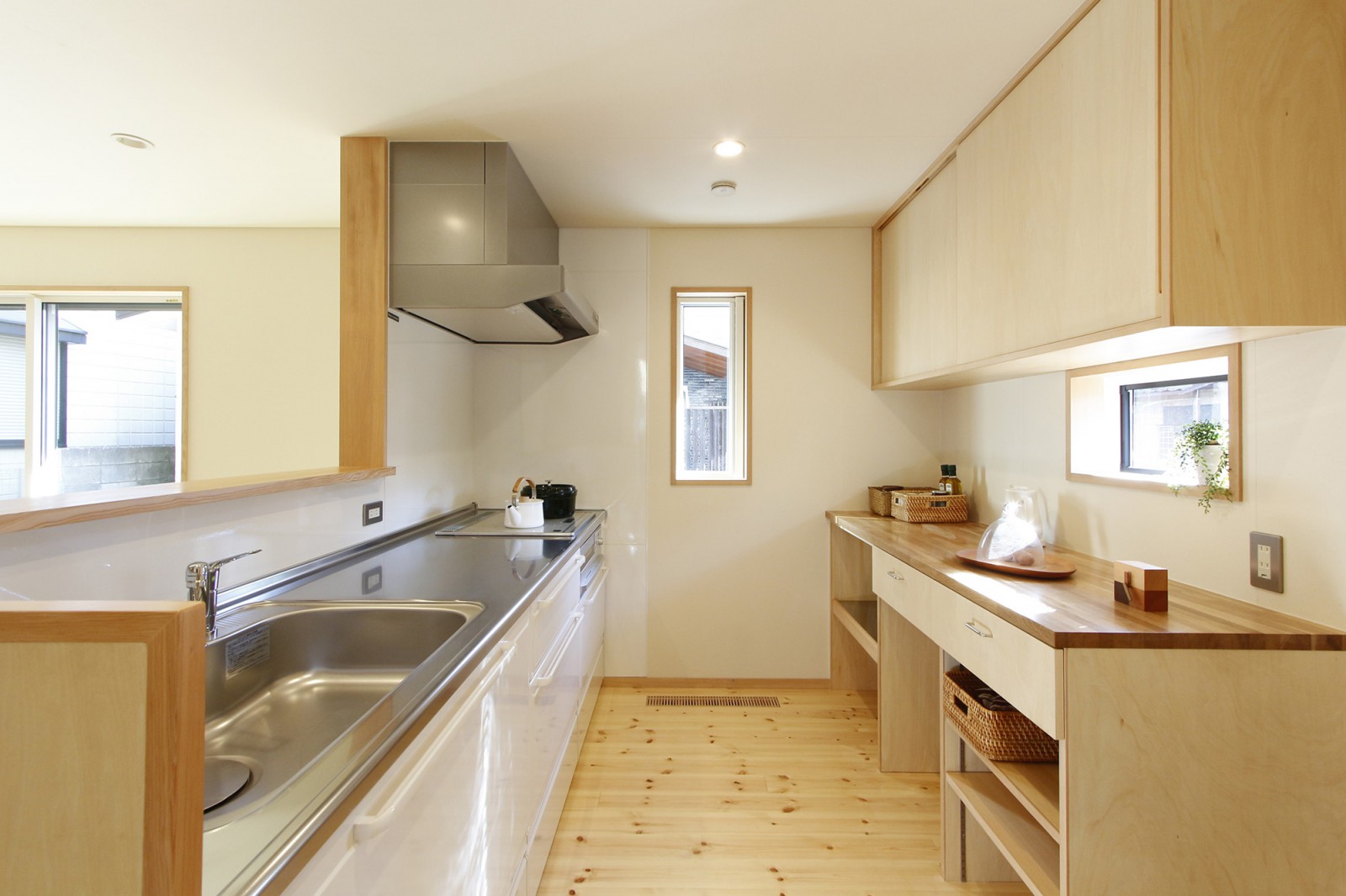 キッチンは琺瑯のシステムキッチンと造作のカウンター・収納という組み合わせ。