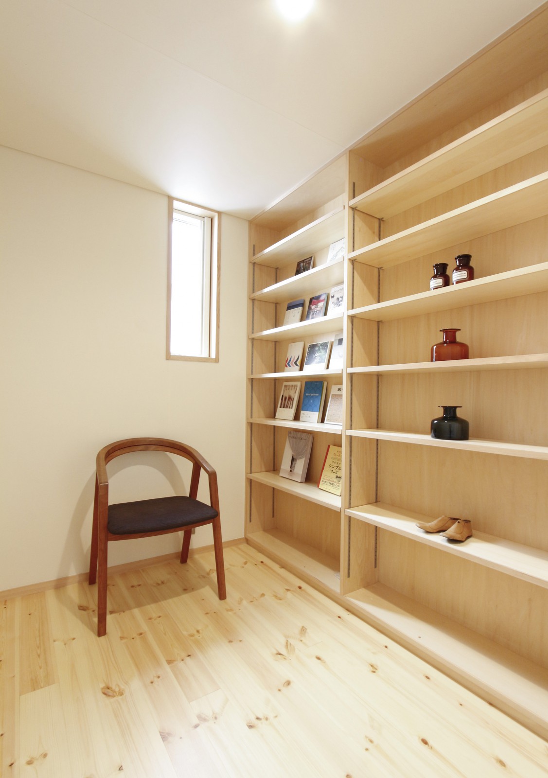 主寝室となりの書庫・収納スペース。