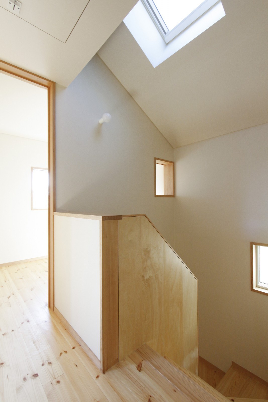二階。階段上に北向きの天窓を設けて明るさを確保している。