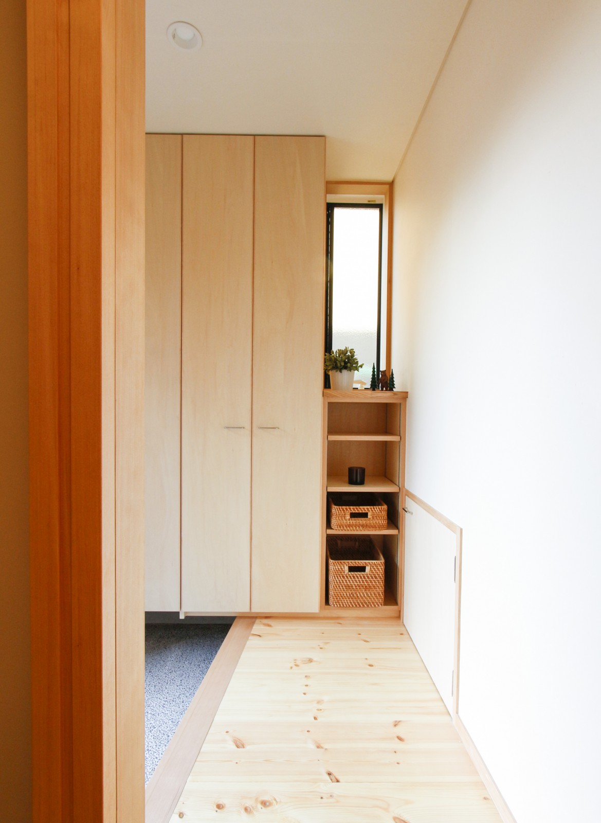 玄関。コンパクトなスペースとしながら上着をしまう際の収納の工夫も。