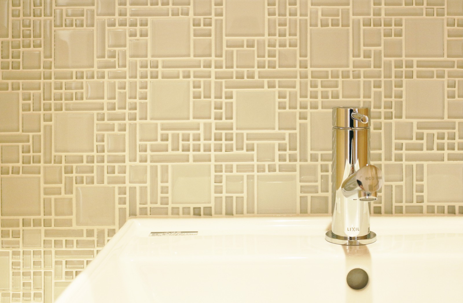 清潔感のある透明なガラスタイルです。