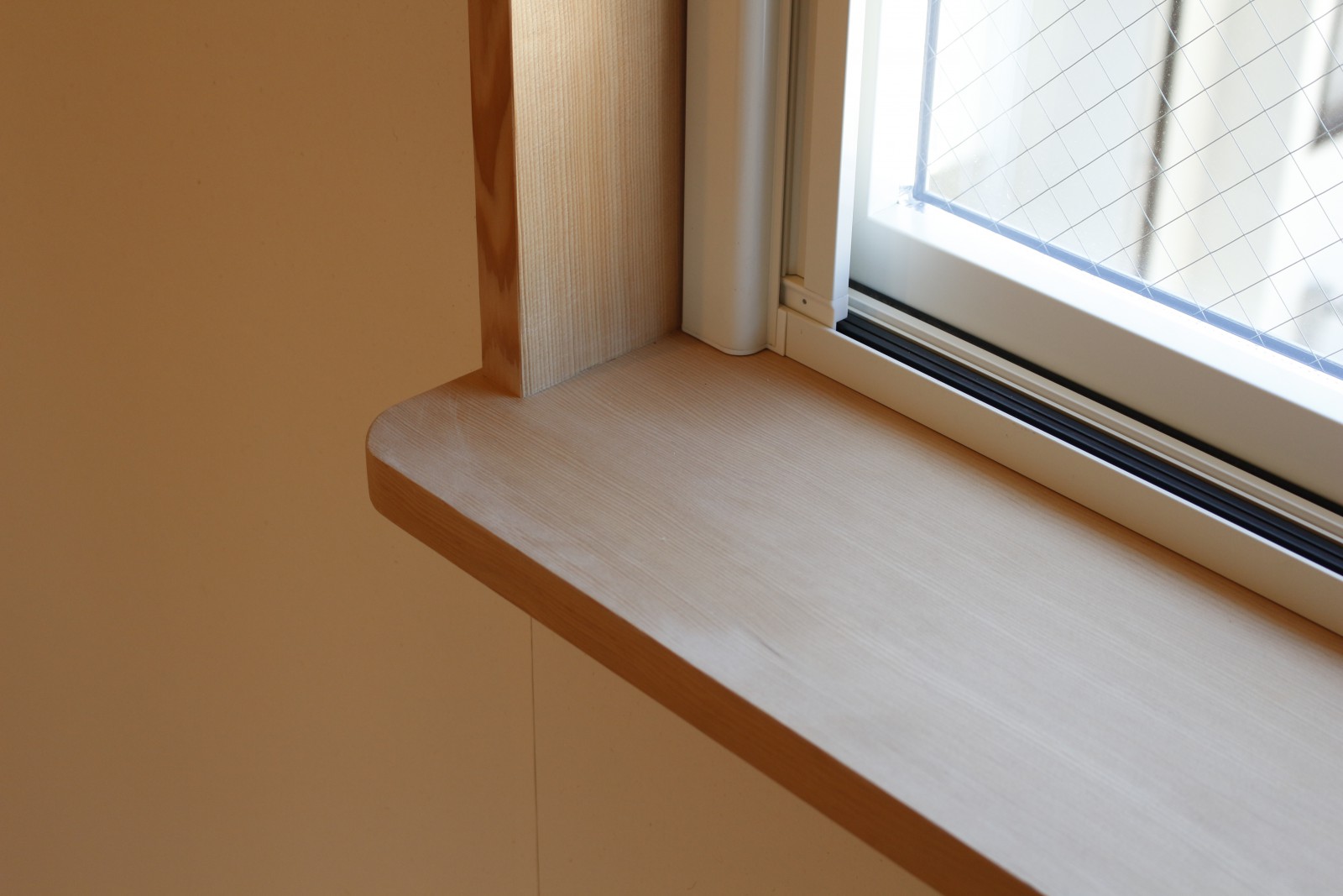 猫がちょこんと座れるように窓枠の下を少し長めにしています。