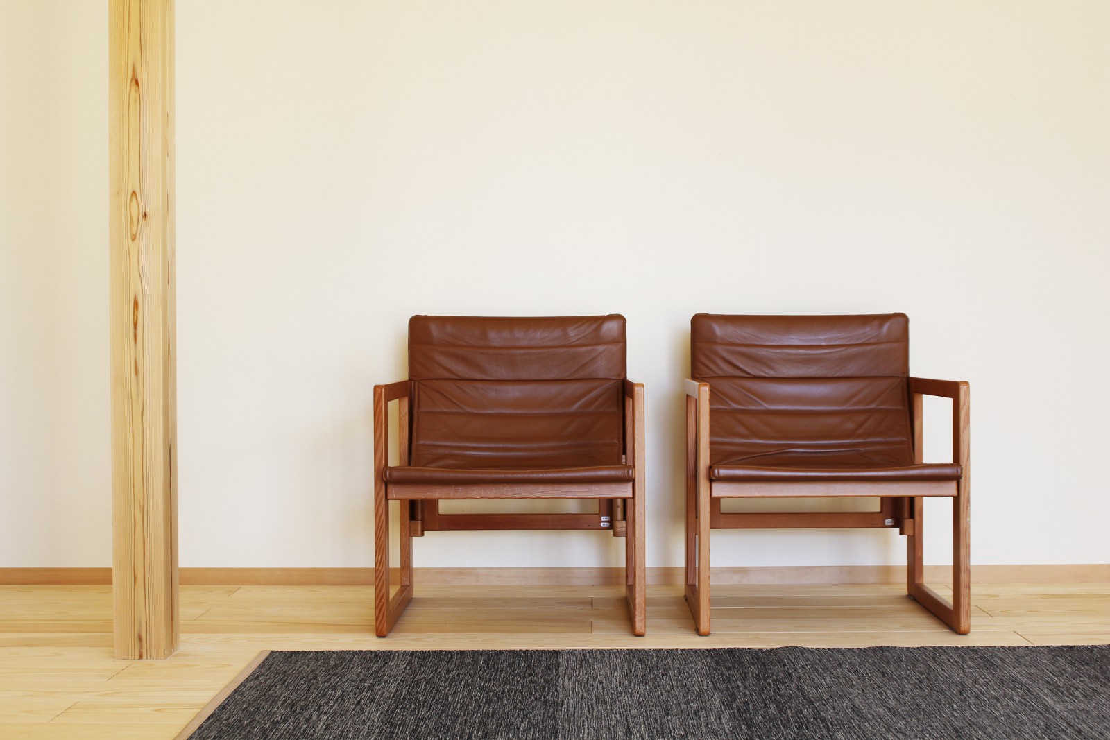 日当たりも良く、明るい内部。珪藻土や無垢の床で気持ちがいい空間になっています。