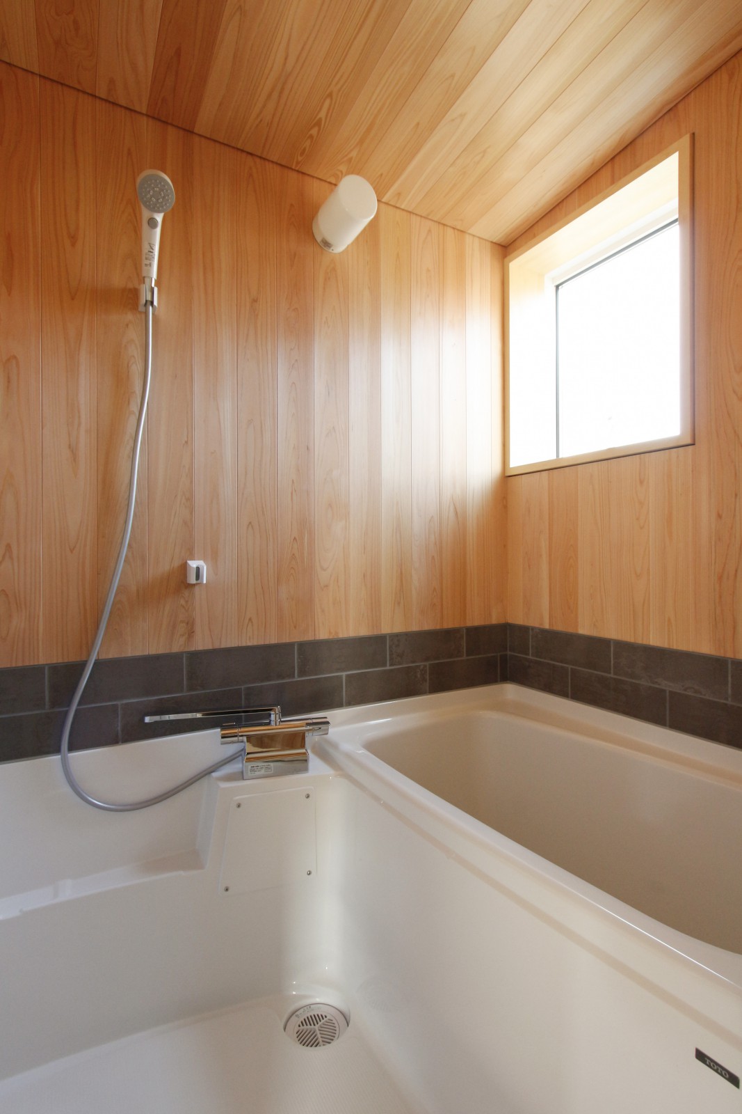 浴室にもタイルを用いています。2階の居室からアクセスしやすいレイアウト。