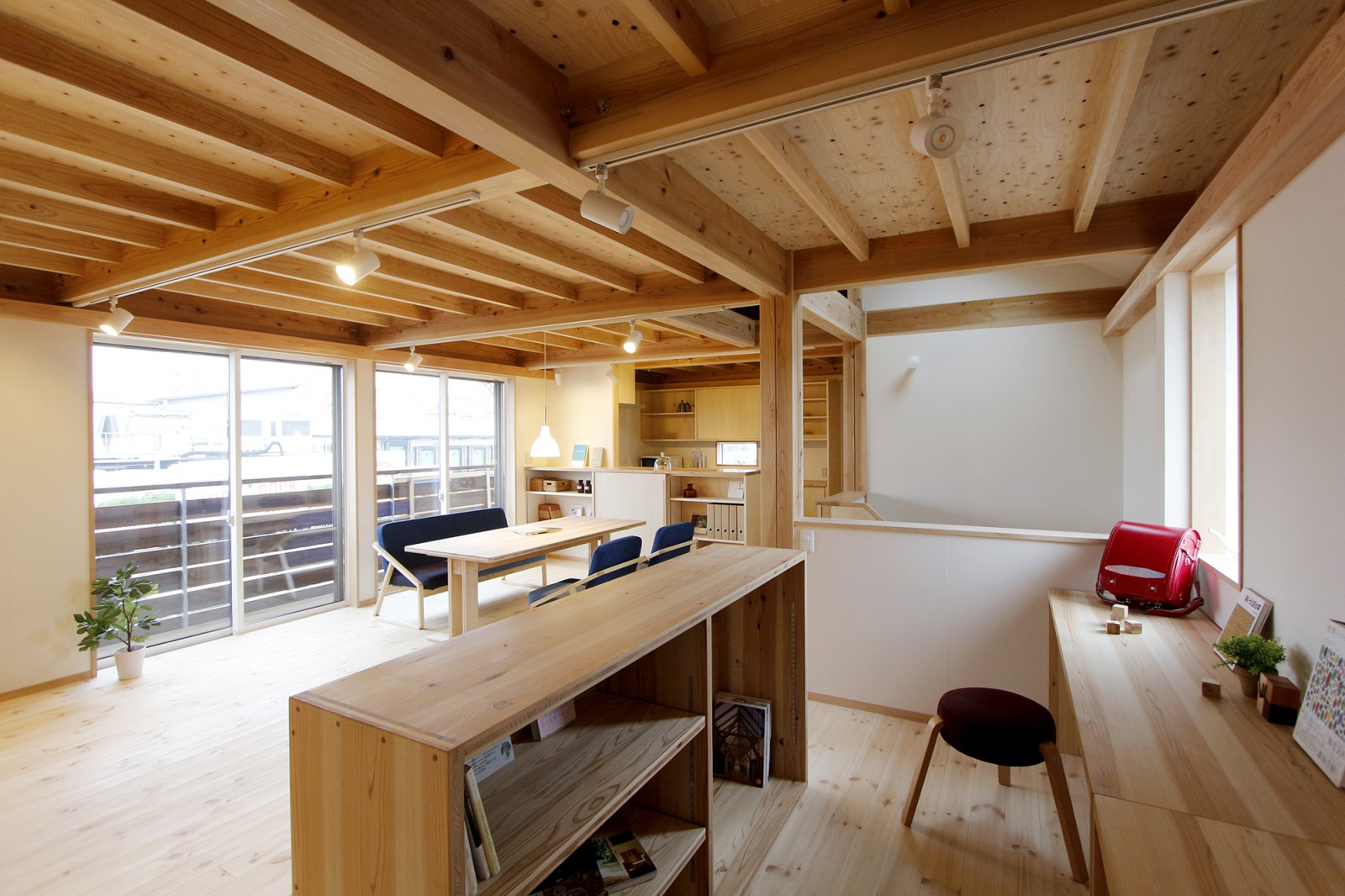 二階リビングにつながる4帖のフリースペース（写真手前）