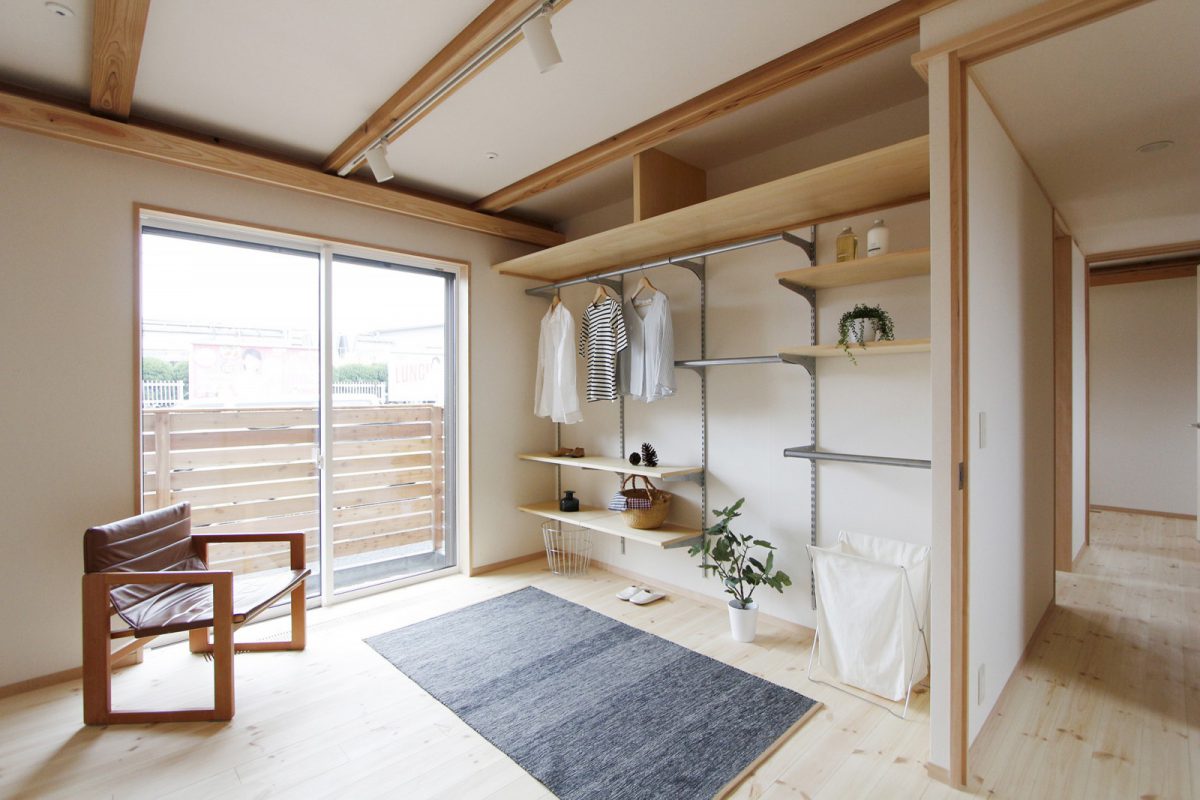 一階寝室には使い勝手の良い壁面収納を設けています。