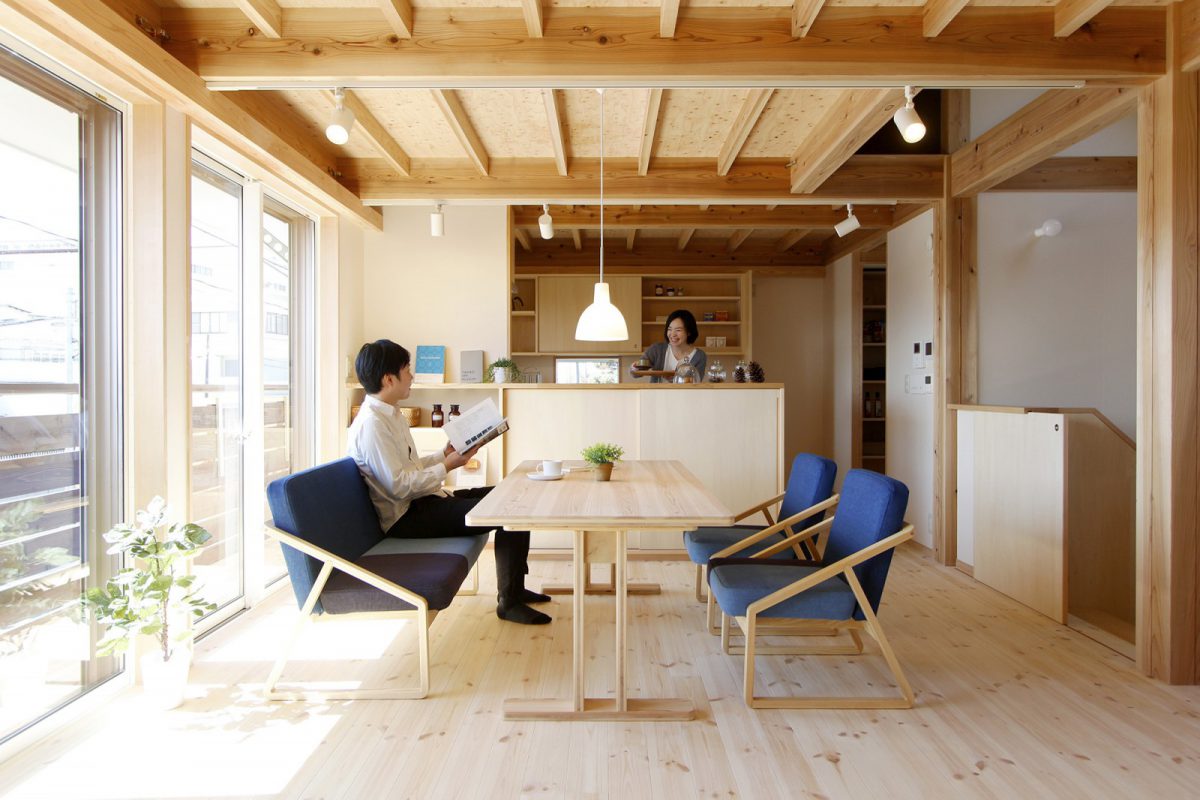 太陽の光をたっぷり採りこむ二階リビング。構造に東京の木（多摩産材）を、床は北欧のパイン材を用いています。