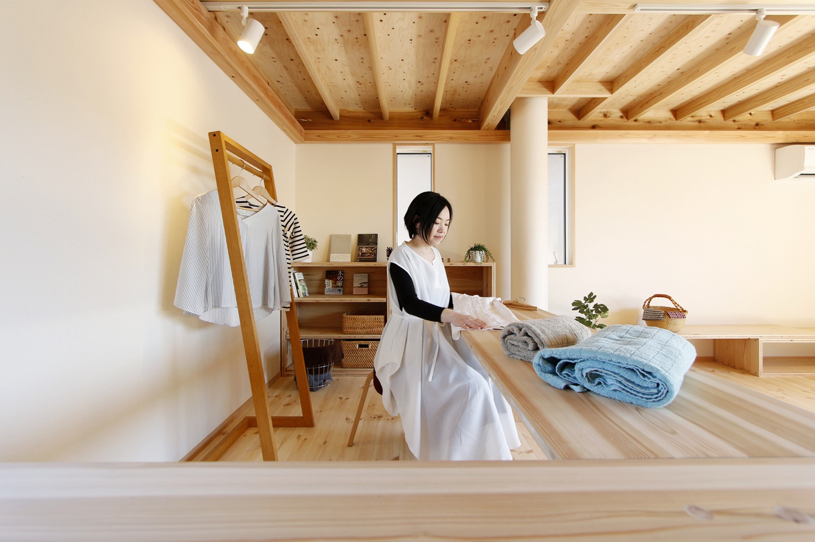 組み合わせて使うテーブル（大工の手・デザインは小泉誠さん）の置き方をアレンジして多様な使い方ができる場所になっています。