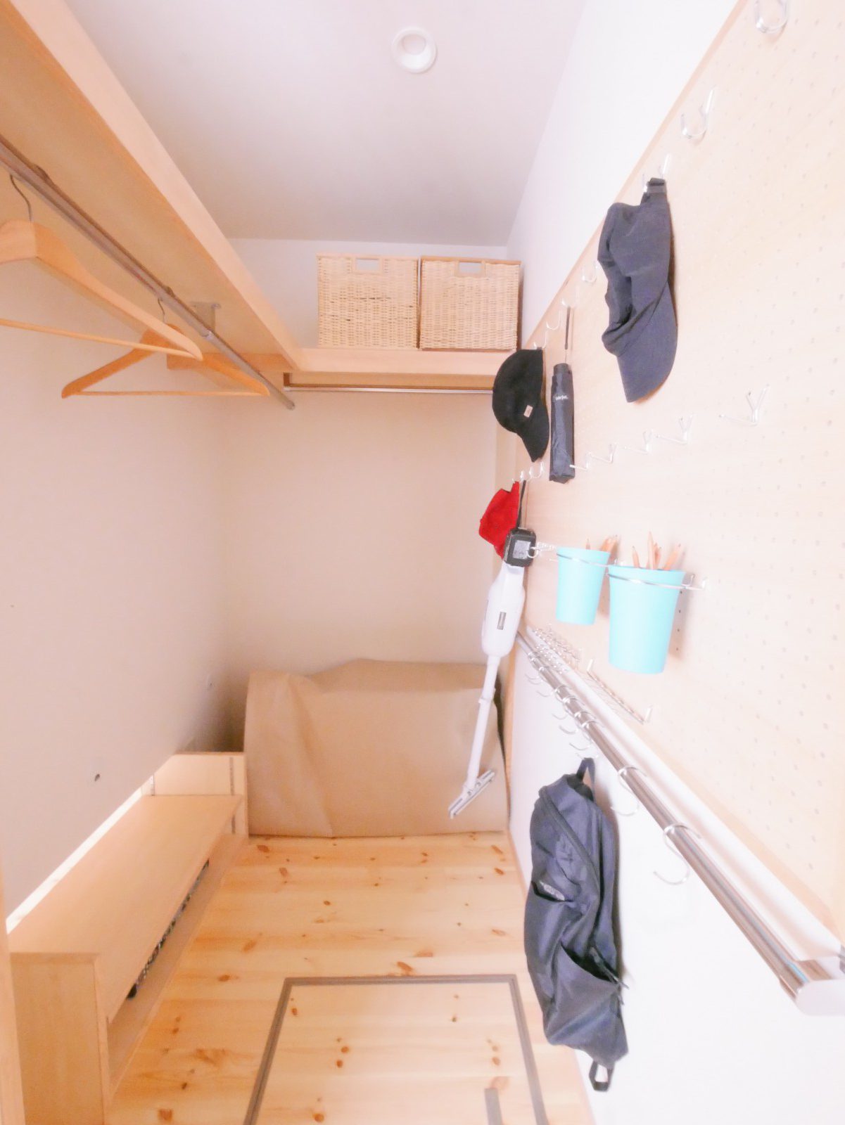 テレビ裏の収納スペースはたっぷり